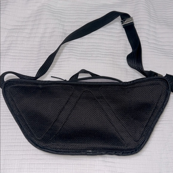 Like new Athleta Large Excursion Belt Bag - Black - Picture 3 of 5